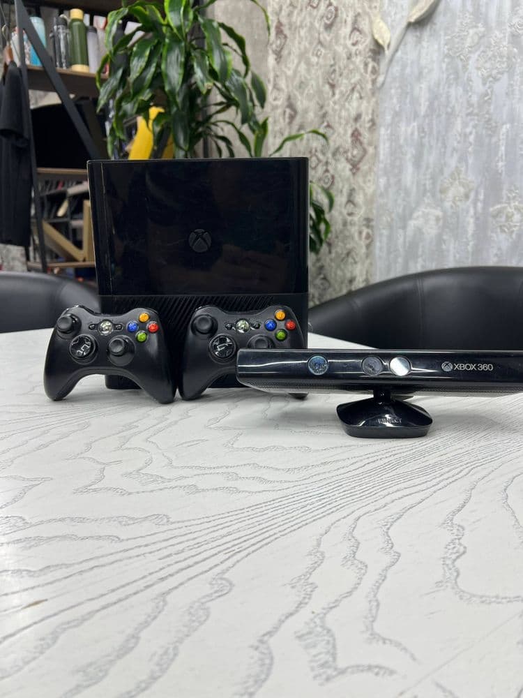 Xbox 360e 250gb.