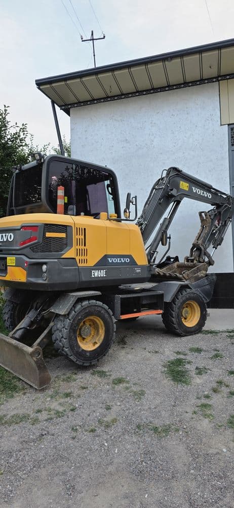 Ekskavator volvo 60 sotiladi