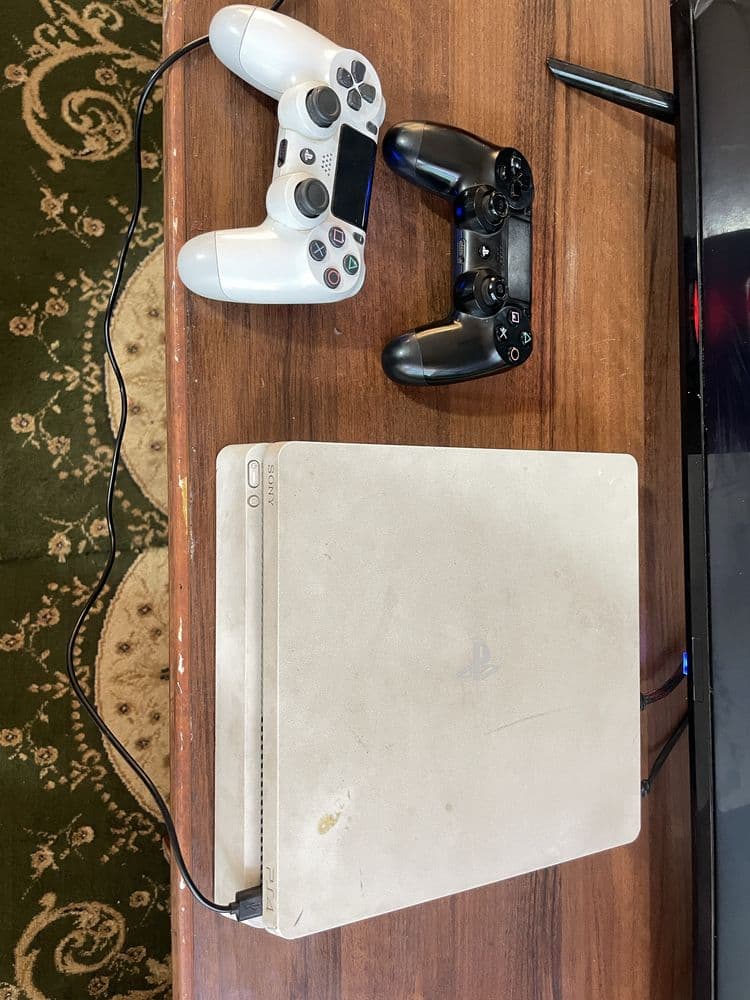 Ps 4 8ta oyini bilan 2ta orginal pulti bor