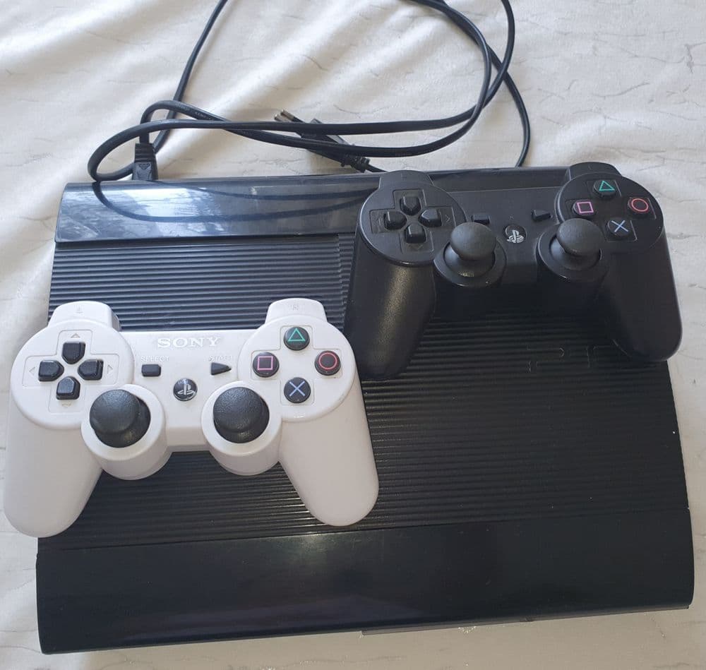 Playstation 3 PS3  в хорошем состоянии. С 3 пултами