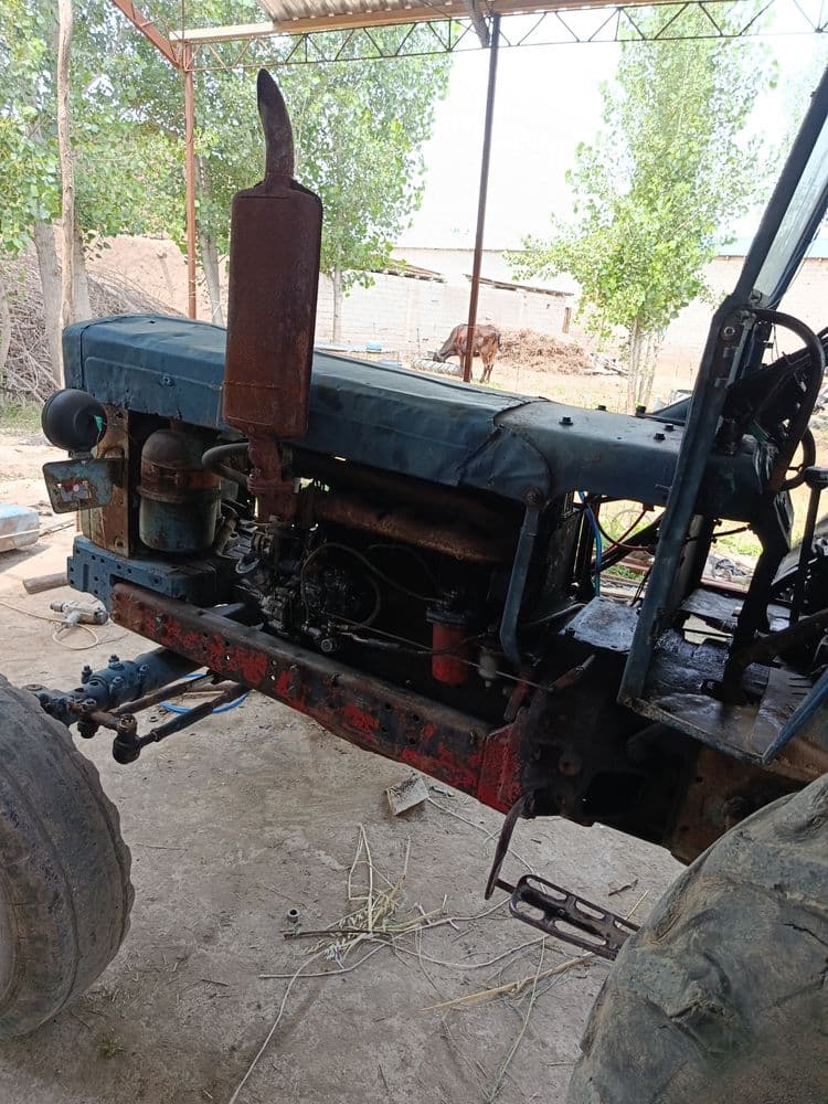 Traktor T28 yaxshi xolatda