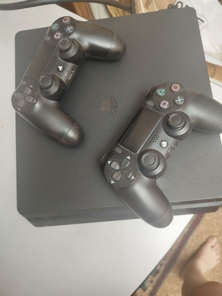 Продам Playstation 4. 2 джойстика