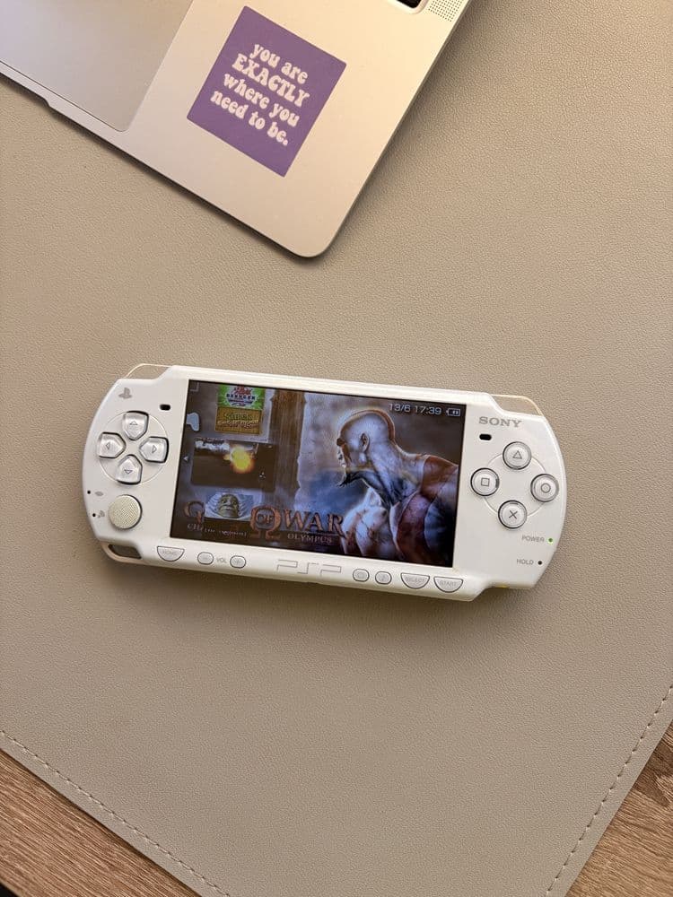 Продаю PSP 2000 с играми на 64гб