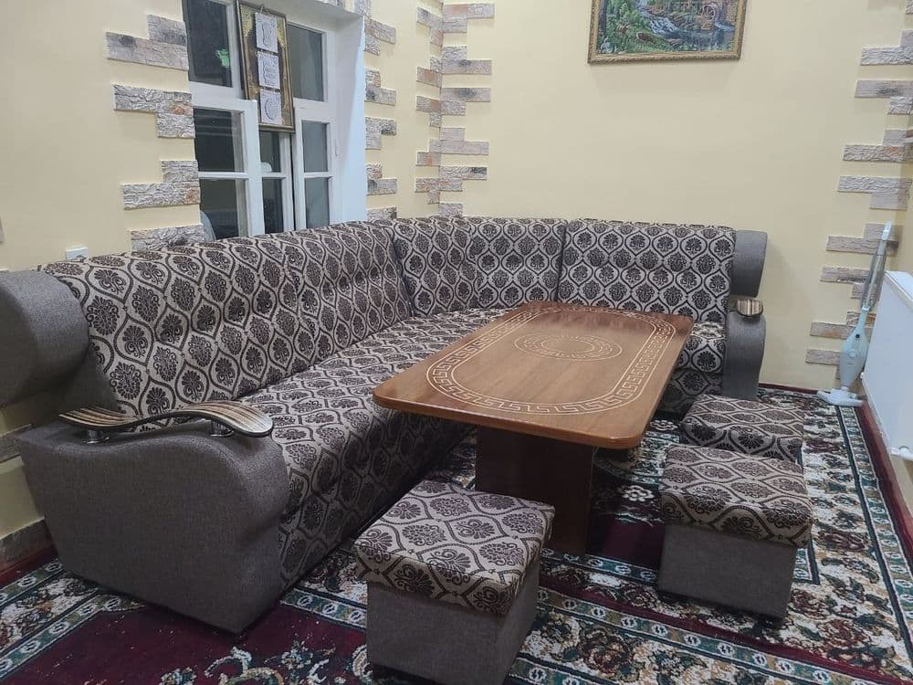 Ugalok sotiladi 3ta pufigi bor stoli bilan birga