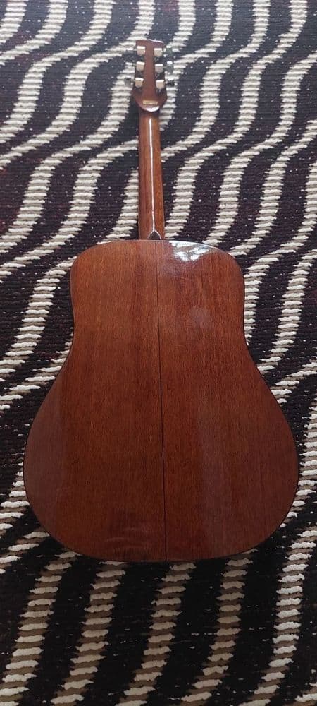 Akustika gitara sotladi