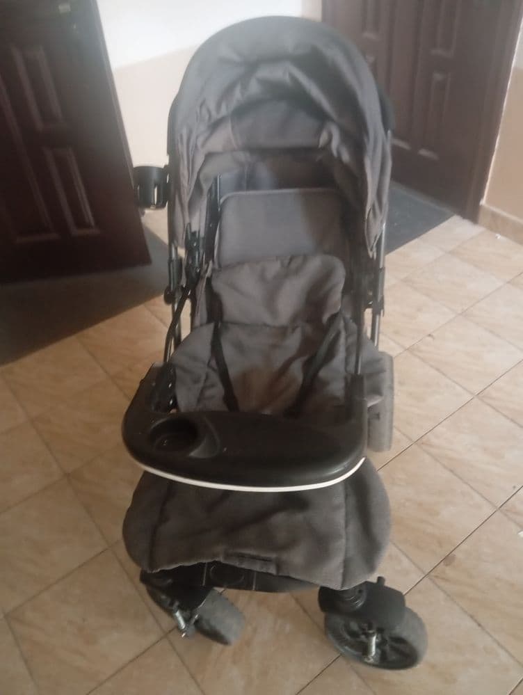 Yigʻiladigan bolalar kolyaskasi