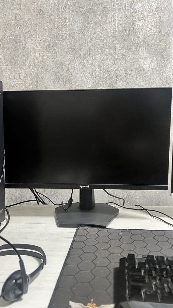 Redragon 144hz игровой сильный монитор.