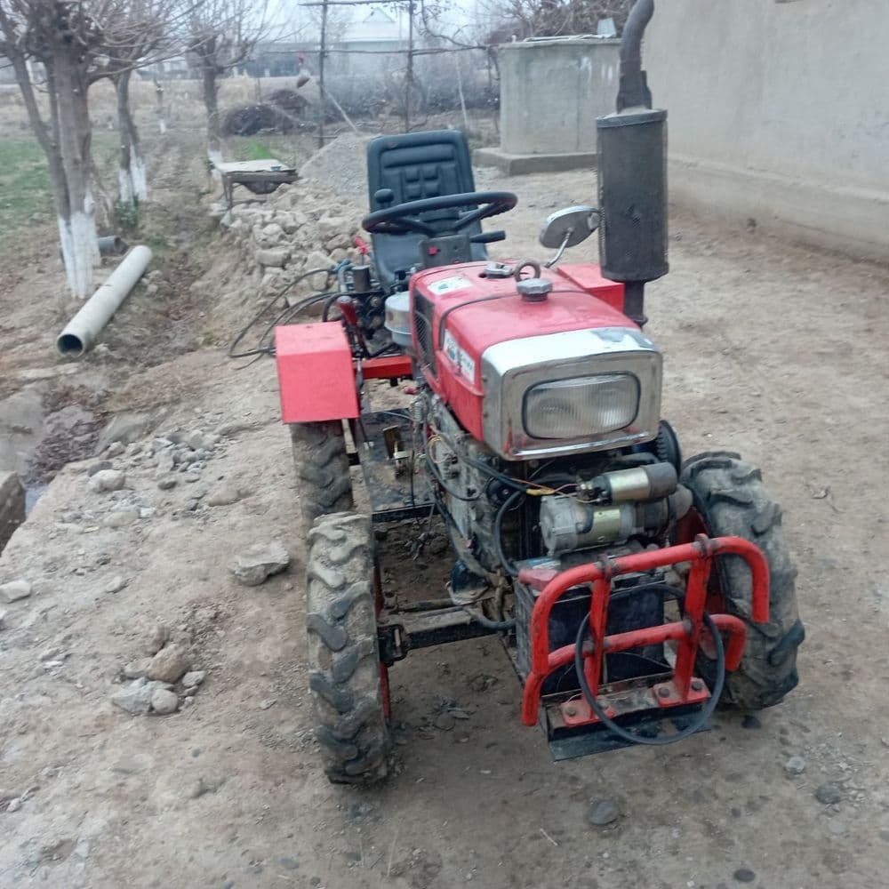 Traktor yer xaydash uchun parniklarga juda qulay