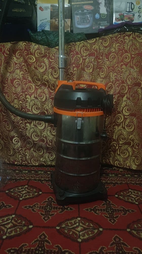 Большой пылесос для уборки машины и дома.