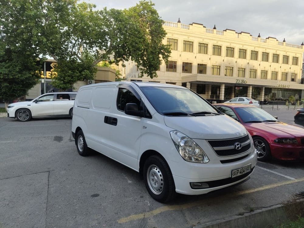 Hyundai H-1 VAN.