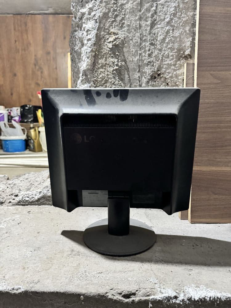 Старенький монитор LG