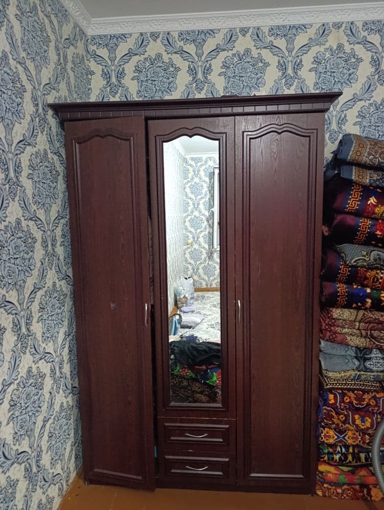 Kiyimlar uchun shkaf