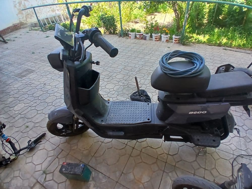 Skuter elektroni yuradi