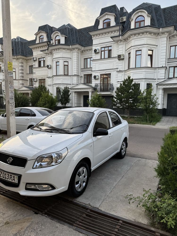 Nexia 3 sotiladi 105000 km yurgan holati yaxshi 1 chi pazitsiya prasto