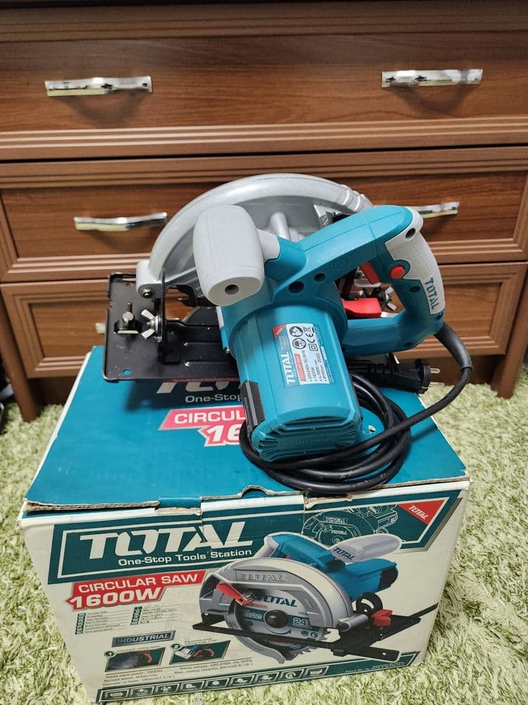 Продаю циркулярную пилу Total 1600W