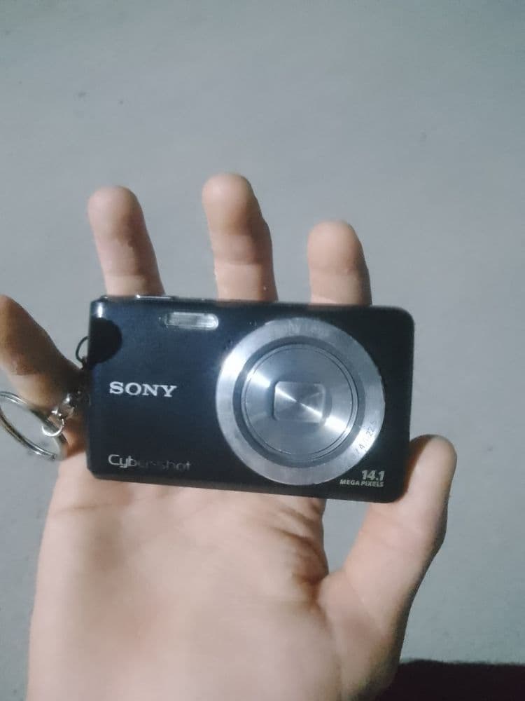 Fotokamera.  SONY CYBERSHOT zudlik bilan sotiladi.