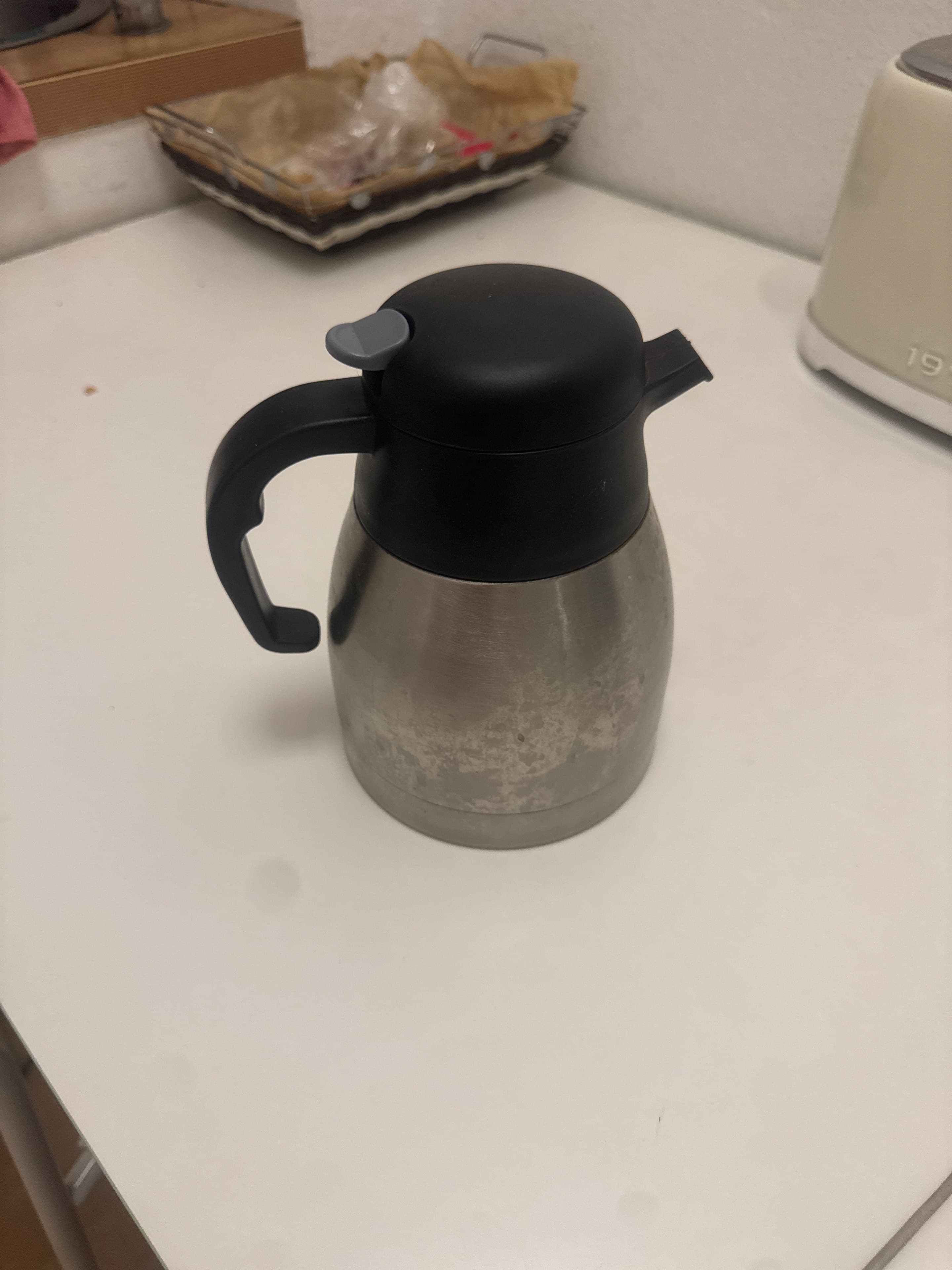 Qora Qopqog'iga ega Kulrang Metall Isitish Thermosi