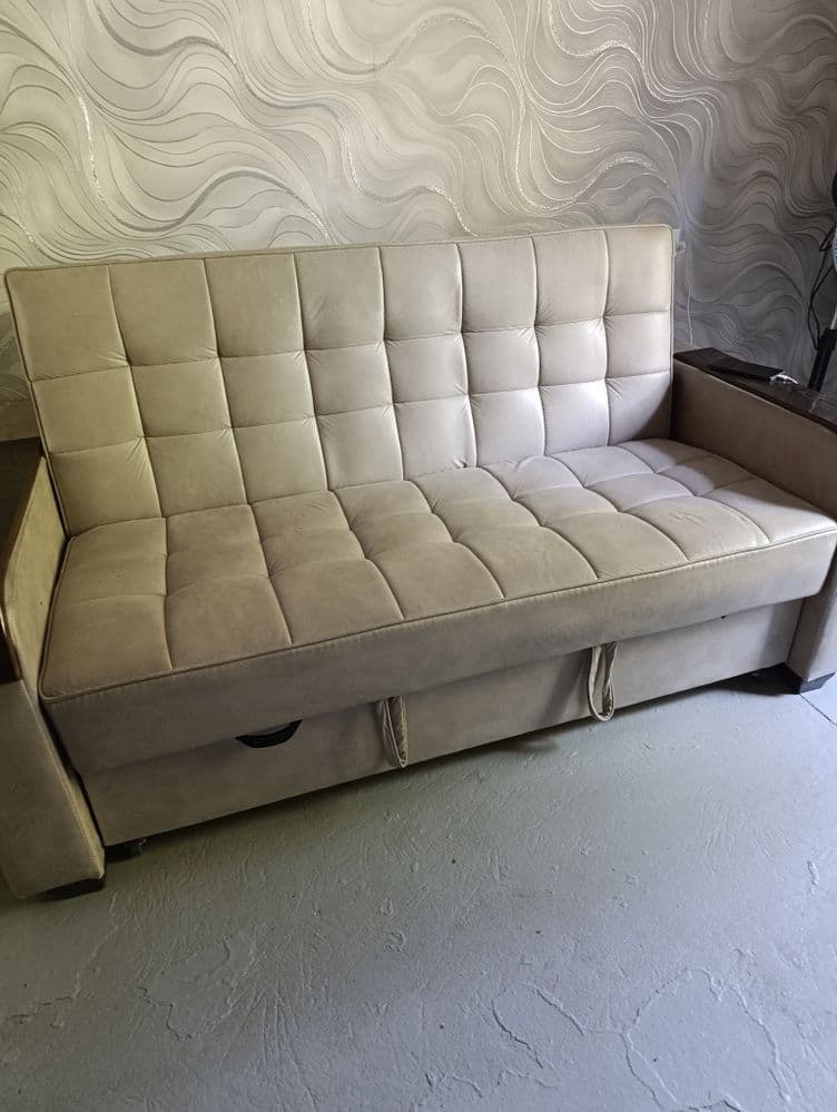 Divan kravat 1 yil boʻldi yaxshi