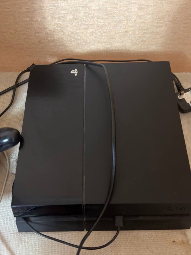 PlayStation 4 1TB в отличном состоянии