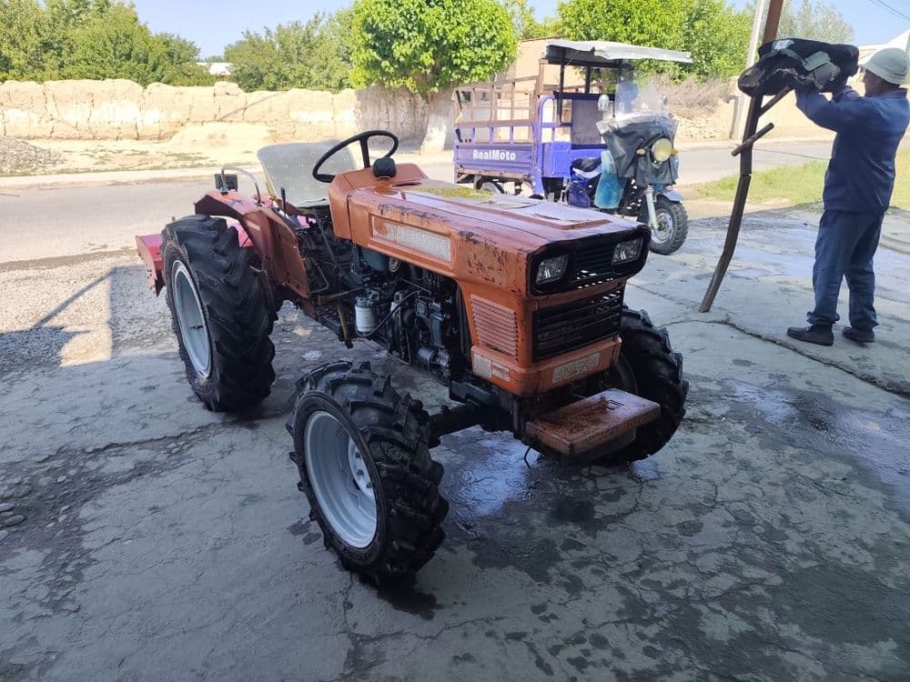 Мини трактор кубато 4×4 сотилади