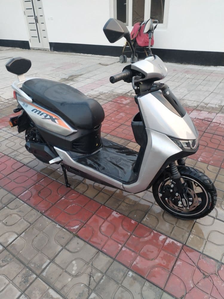 Skuter yadea t9 sotiladi