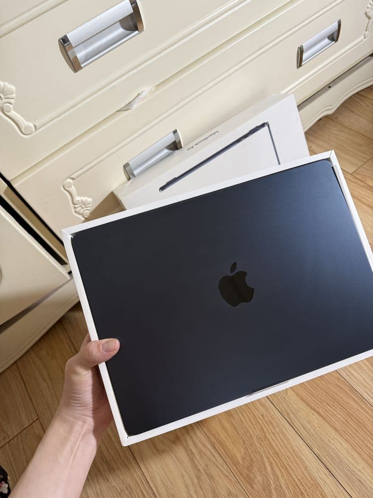 Macbook 13-inch M3/256