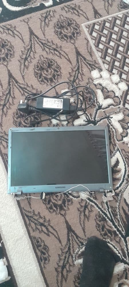Samsung noutbuk ekran va zaryatchil
