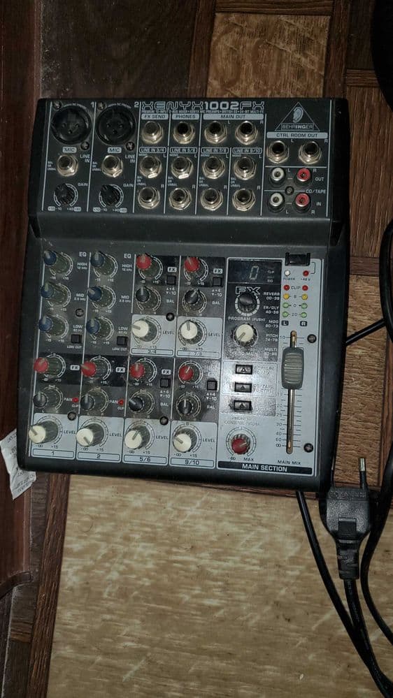 Behringer miksher behringer x1002fx