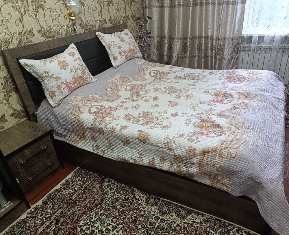 Продается кровать, шкаф, трюмо и две тумбочки