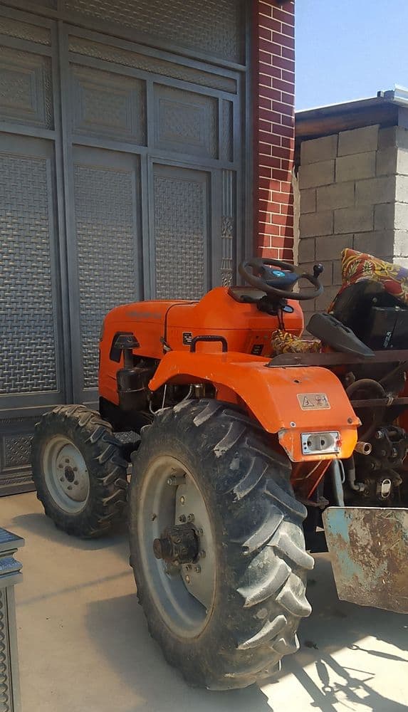 Traktor sotiladi
