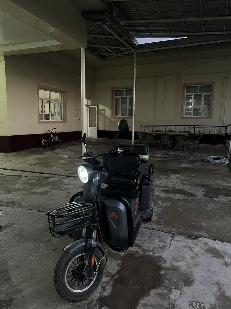 Skuter moto 3 oyoqlik