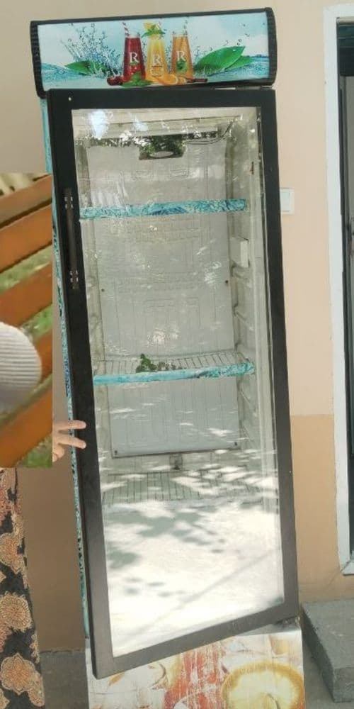 Витрина холодильник сотилади