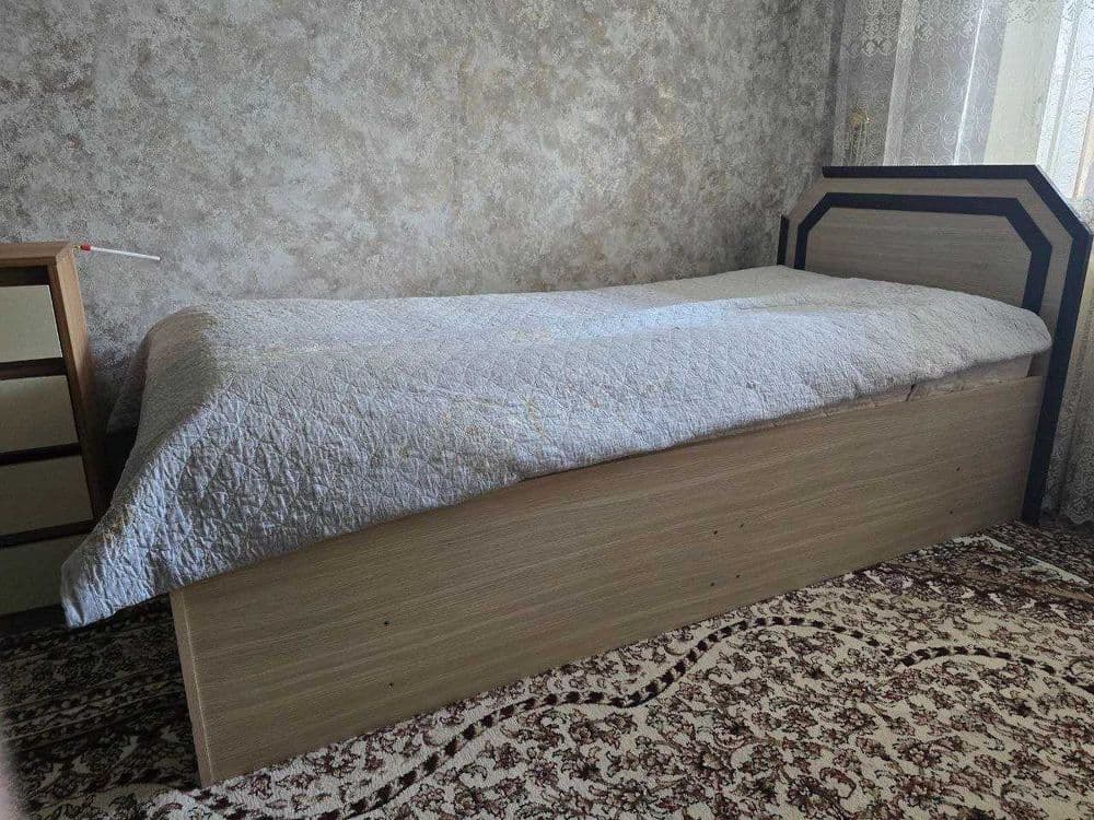Кровать с матрасом