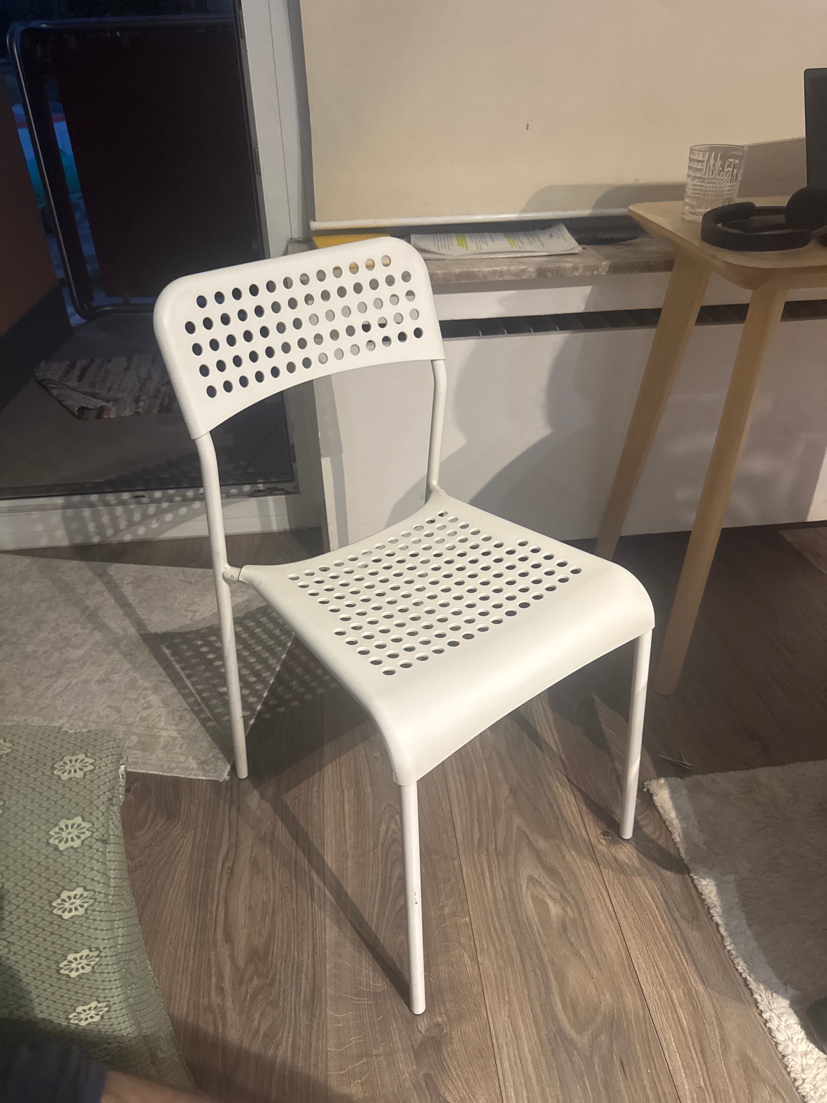 Perforlangan dizayni bilan oq zamonaviy plastik stul