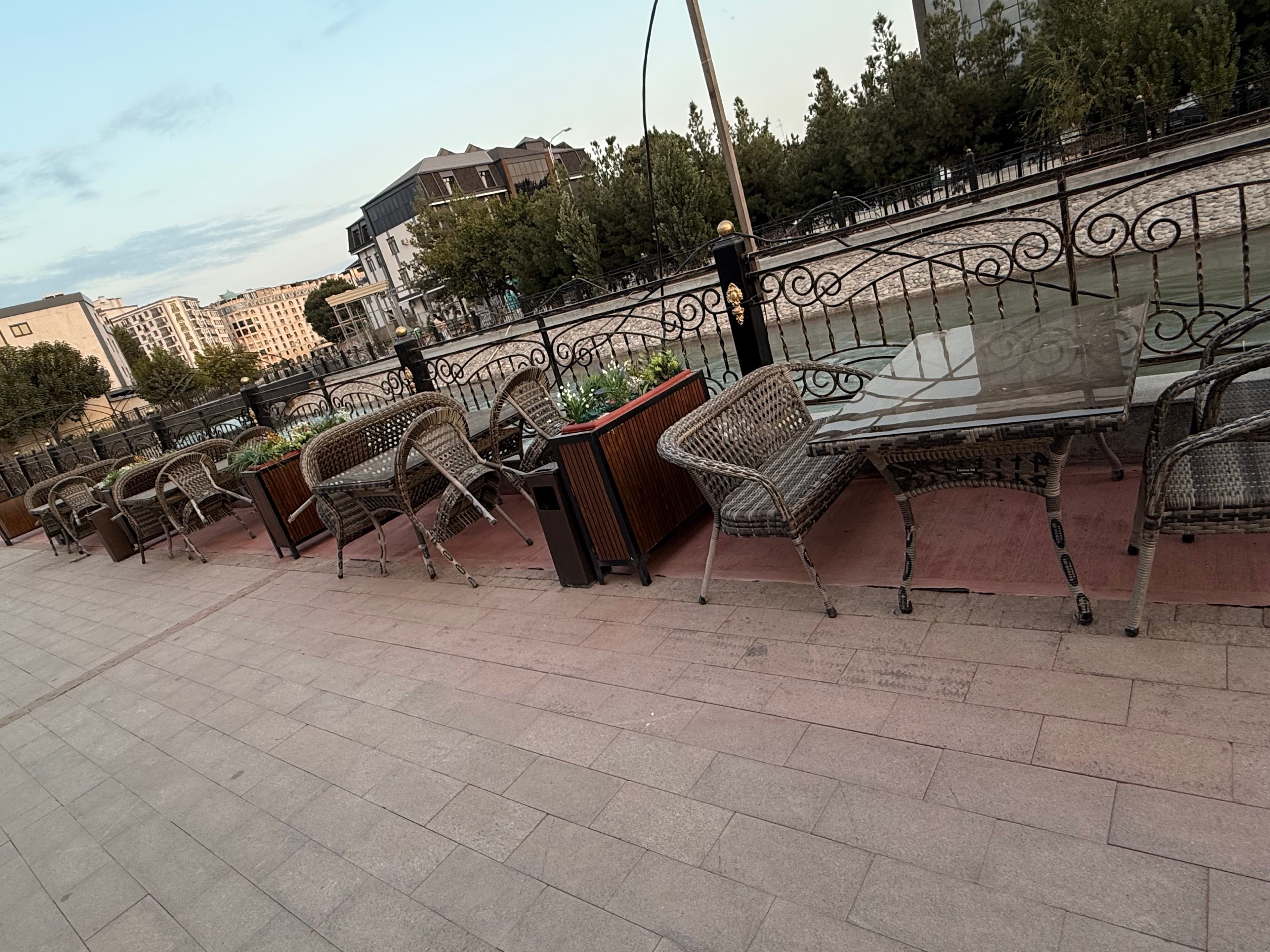 Bog' mebeli to'plami - shisha stol va 4 ta rotang kreslo, narx kelishilgan asosda