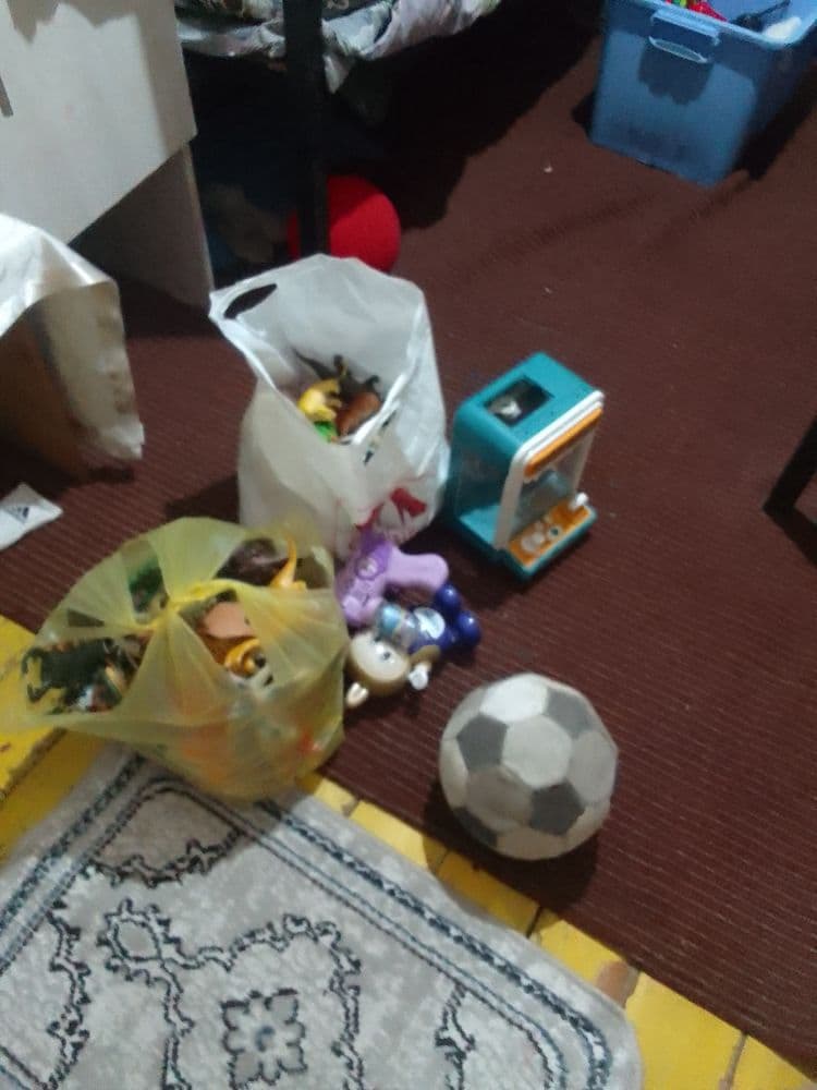 Игрушки динозавры 118 штук и половина коробки игрушками мяч хвайтайка