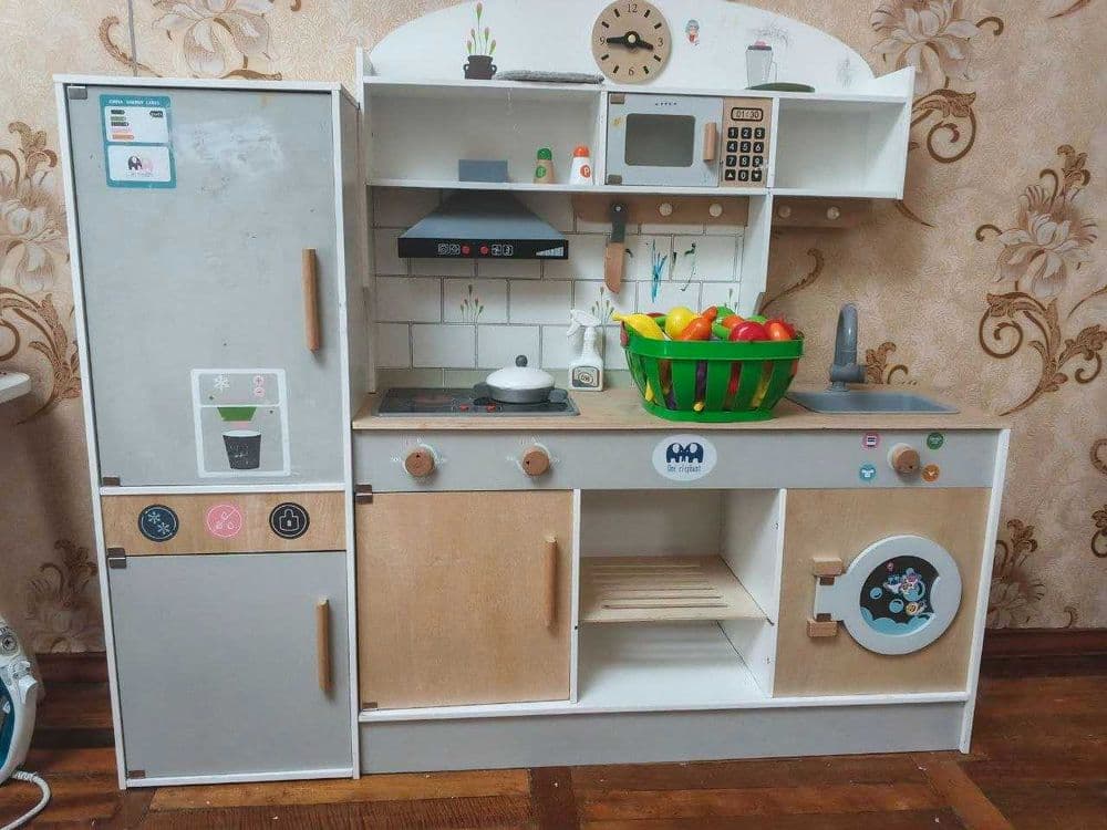 Детская кухня деревянная интерактивная б/у в среднем состоянии