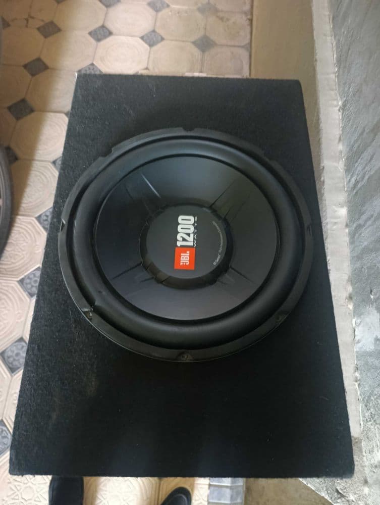 Продам сабвуфер с усилителем