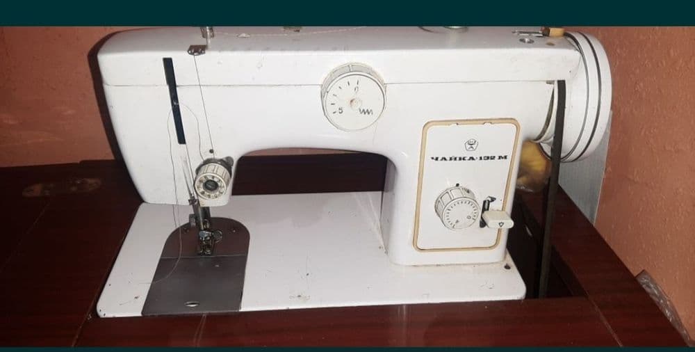 Продам,швейную машину +тумбочку,+мотор