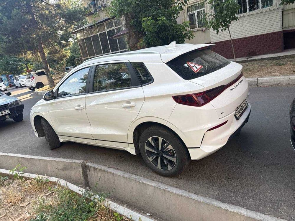 Elektro mabil BYD E2 SROCHNA SOTILADI xolati idyal