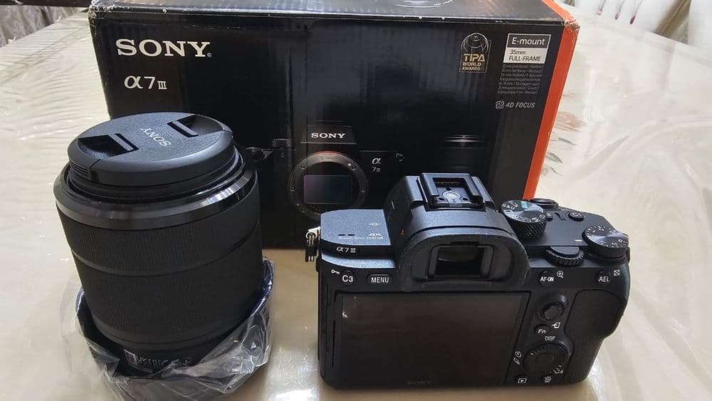 Цифровая камера Sony α7 III (модель ILCE-7M3) с объективом.

Цифровая