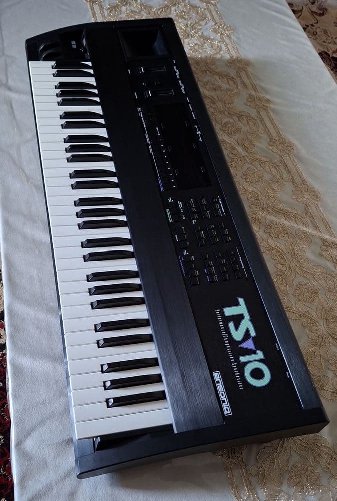 Ensoniq ts10 sotiladi.