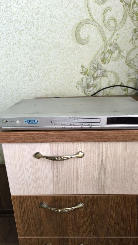 DVD плеер LG серебристого цвета