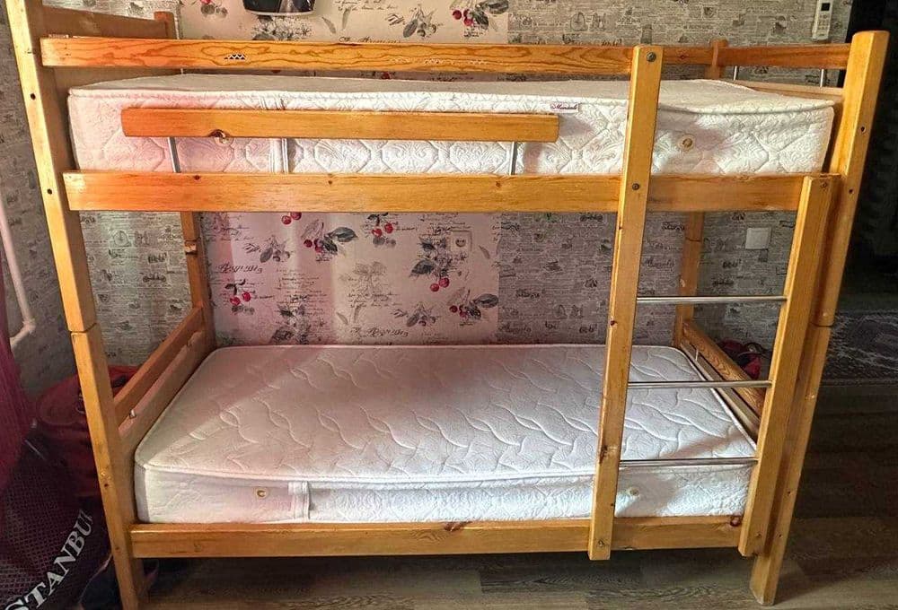 Продается 2-х ярусная кровать с матрацами в комплекте